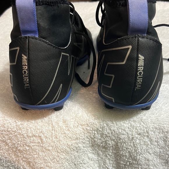 Nike Boy’s Black and Blue Soccer Athletic Shoes - Picture 2 of 8